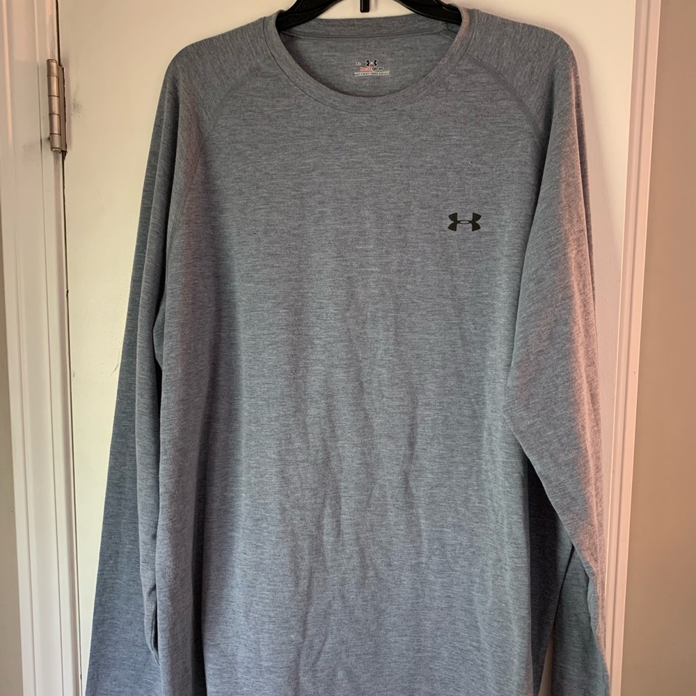 Men’s gray Underarmor long sleeve shirt